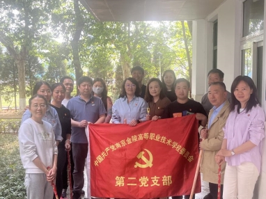 “迎五一 净校园”党员责任区活动3