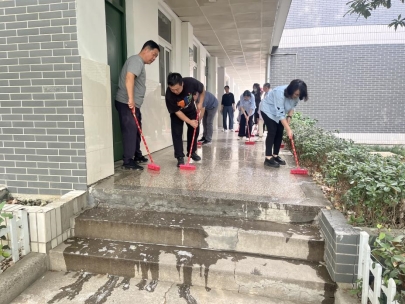 “迎五一 净校园”党员责任区活动10