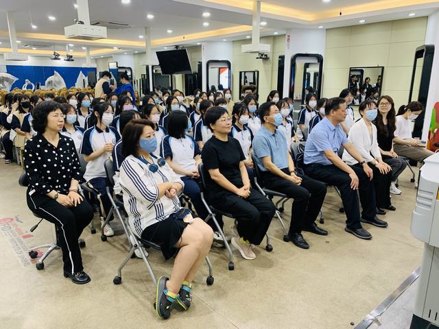 出席开班仪式的领导、老师、学生.JPG