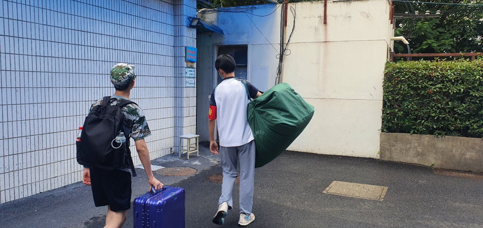 男宿搬行李.jpg