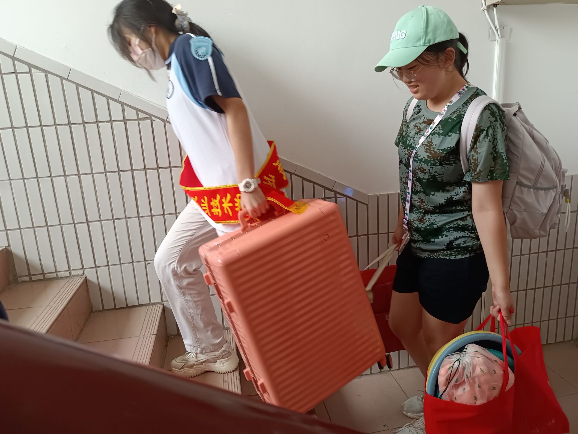 女宿搬行李.jpg