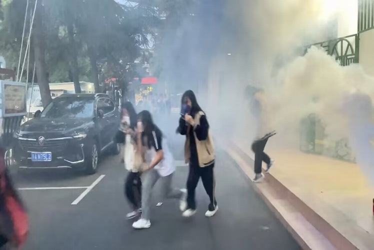 掩鼻.jpg