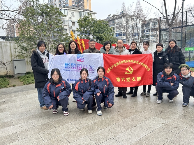 与学生共同参加志愿服务.jpg