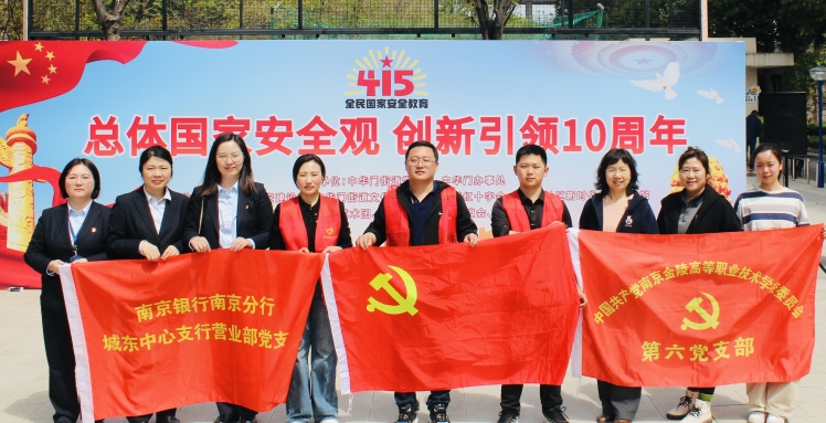 与街道合影.jpg